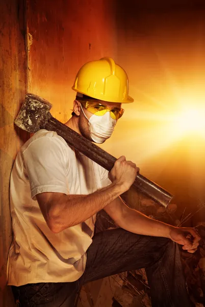 Builder with big metal hammer — Stock Photo, Image