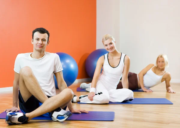 Fitness egzersiz sonrası rahatlatıcı bir grup — Stok fotoğraf