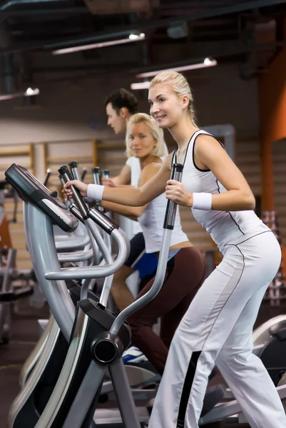 Groupe de jogging dans une salle de gym — Photo