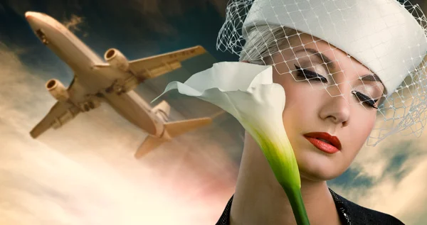 Сексуальная стюардесса и летающий самолет — стоковое фото