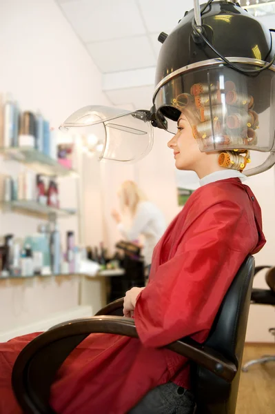 Žena sušení vlasy v salonu krásy — Stock fotografie