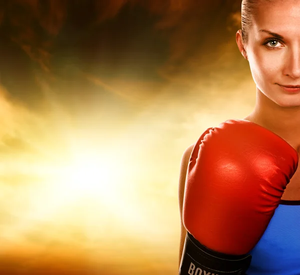 Mulher com luvas de boxe vermelho — Fotografia de Stock