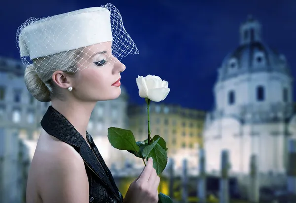 Όμορφη νεαρή γυναίκα με λευκό τριαντάφυλλο — Φωτογραφία Αρχείου