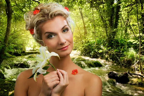 Ormandaki lily ile güzel bir kadın — Stok fotoğraf