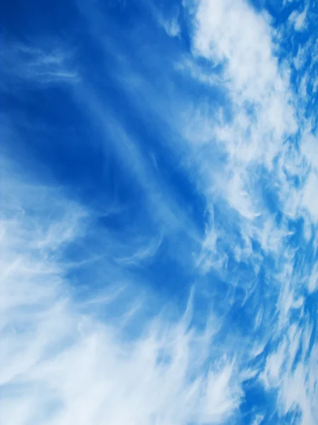 솜털 구름이 덮인 푸른 하늘 — 스톡 사진