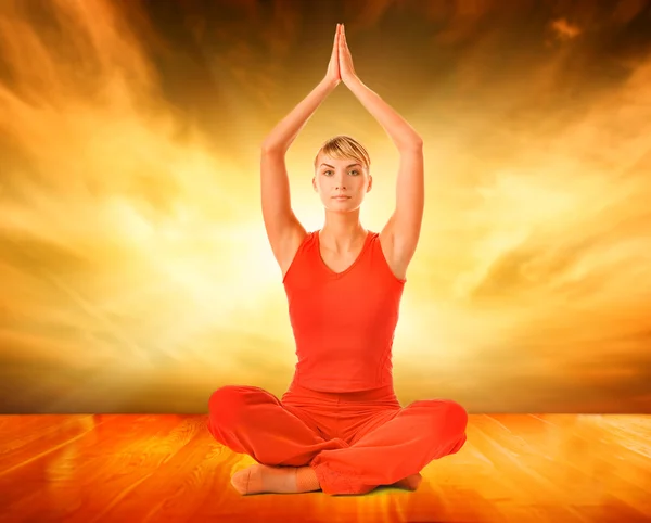 Schöne Frau macht Yoga-Übungen — Stockfoto