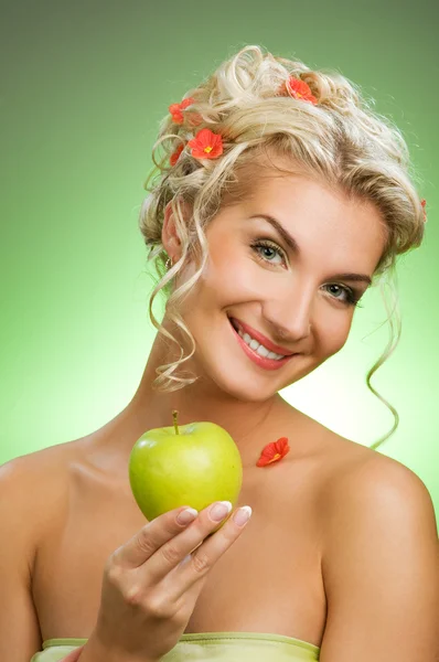 Όμορφη γυναίκα με ώριμα πράσινο μήλο — Φωτογραφία Αρχείου