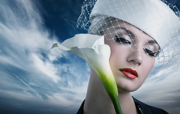 Όμορφη γυναίκα με ΚΑΛΑ λευκό λουλούδι — Φωτογραφία Αρχείου