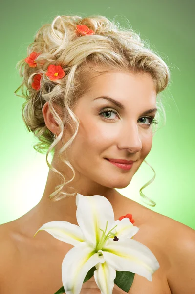 美丽的年轻女子，开百合花 — 图库照片