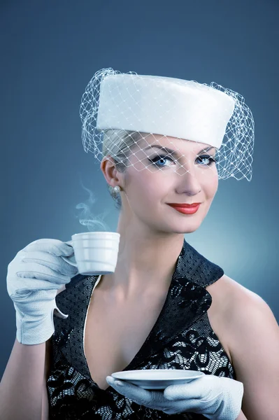 コーヒー カップを持つ素敵な女性 — ストック写真