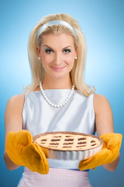 Mooie vrouw met warme Italiaanse taart — Stockfoto