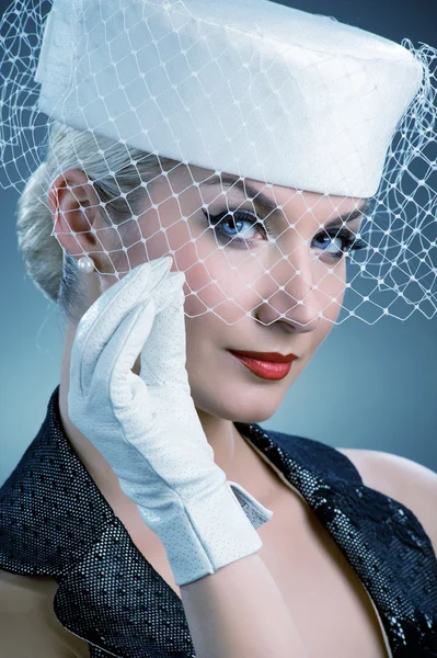 Jeune femme en chapeau blanc avec voile filet — Photo