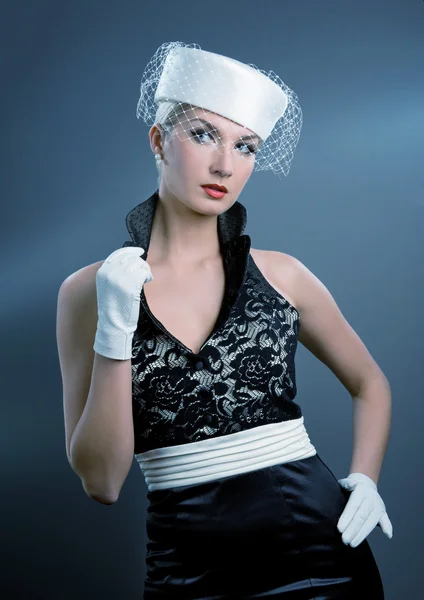 Młoda kobieta w białym kapeluszu z welonem netto — Zdjęcie stockowe
