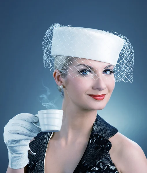 Schöne Dame mit Kaffeetasse — Stockfoto