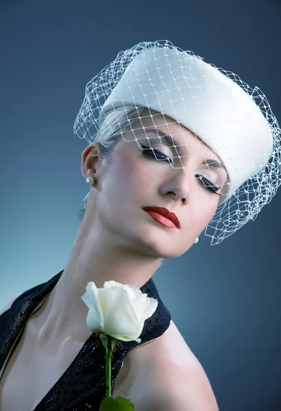 Красива молода жінка з білою трояндою — стокове фото