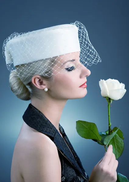 하얀 장미를 가진 아름다운 아가씨 — 스톡 사진