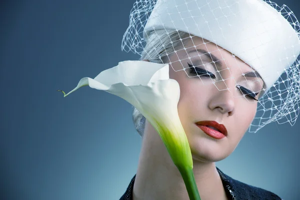 Güzel bir kadın beyaz kala çiçek — Stok fotoğraf