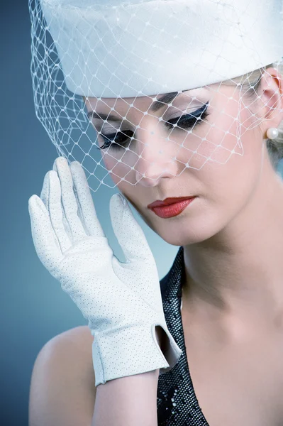 Mladá žena v bílém klobouku se závojem čistá — Stock fotografie