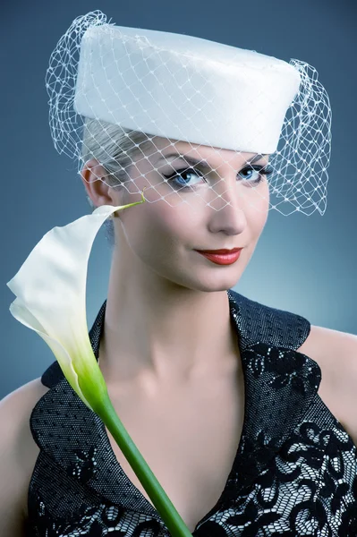 Bella donna con fiore di kala bianco — Foto Stock
