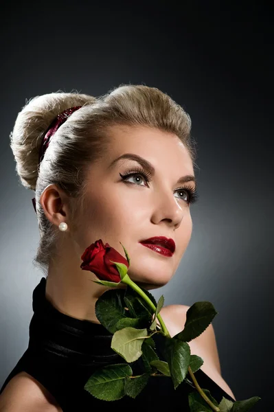 赤いバラと魅力的な女性 — ストック写真