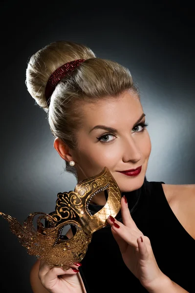Krásná žena s karnevalovou masku — Stock fotografie