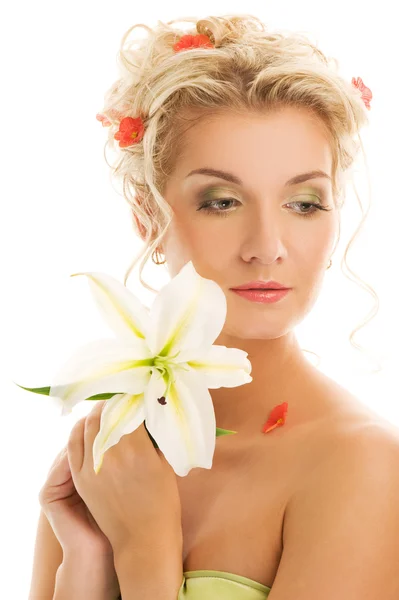 Zambak çiçekli güzel genç bir kadın — Stok fotoğraf