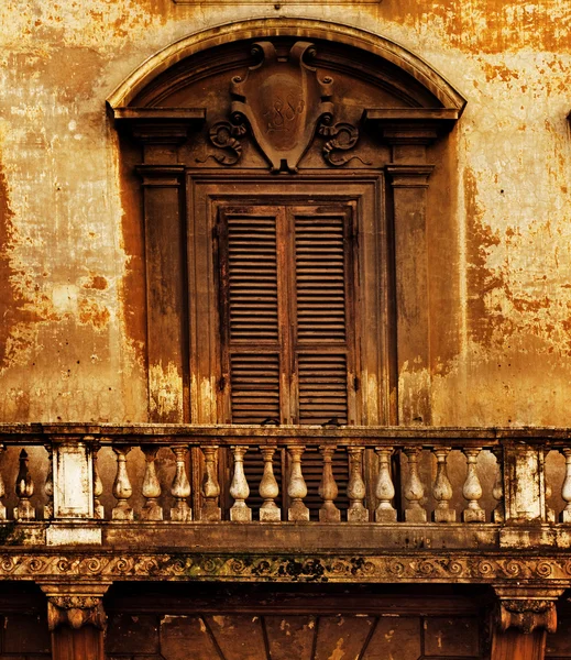 Finestra e balcone vintage — Foto Stock