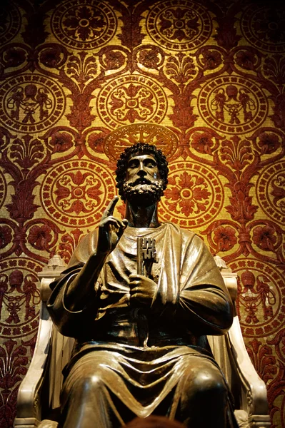 Статуя Святого Петра у Ватикані — стокове фото
