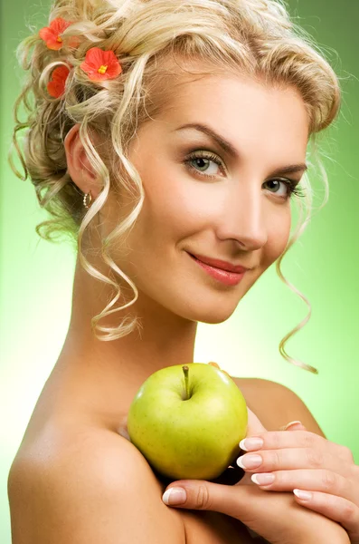 Hermosa mujer con manzana verde madura —  Fotos de Stock