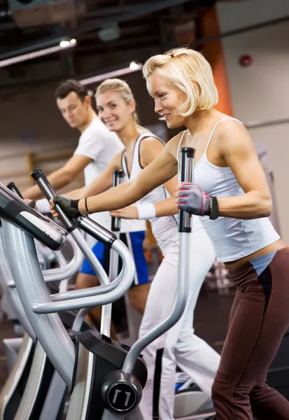 Groupe de jogging dans une salle de gym — Photo