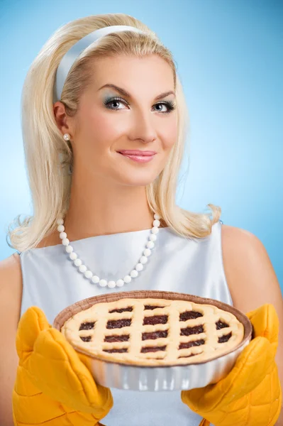 Güzel bir kadın tutarak sıcak İtalyan pasta — Stok fotoğraf