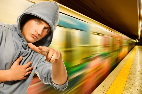 Jeune criminel dans le métro — Photo