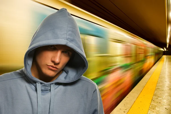 Jovem criminoso no metrô — Fotografia de Stock