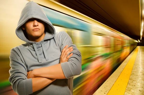 Giovane criminale in metropolitana — Foto Stock