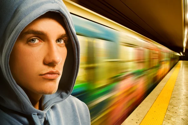Junger Verbrecher in U-Bahn — Stockfoto