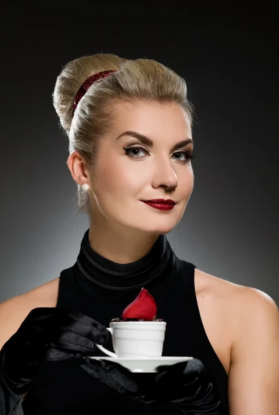 コーヒー カップを持つ魅力的な女性 — ストック写真