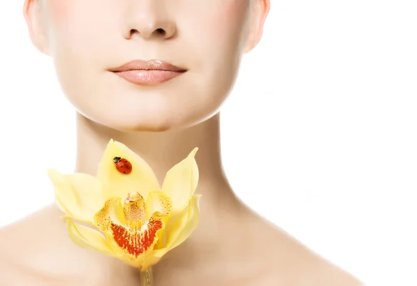Mulher bonita com orquídea amarelada — Fotografia de Stock