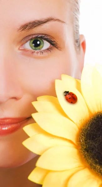 Mädchen mit grünen Augen und Sonnenblume — Stockfoto