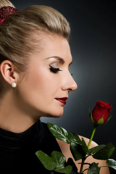 Γοητευτική κυρία με κόκκινο τριαντάφυλλο — Φωτογραφία Αρχείου