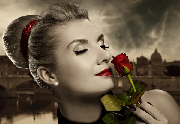 Krásná mladá žena s červenou růží — Stock fotografie