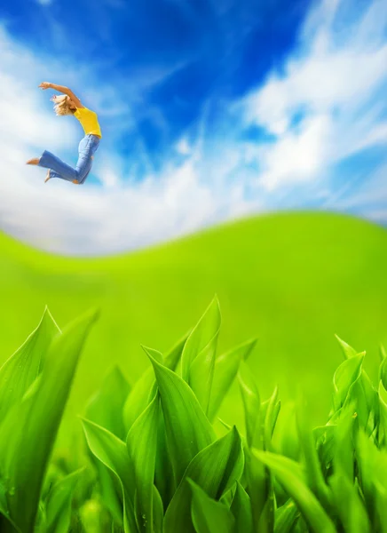 Mujer joven saltando en el campo — Foto de Stock