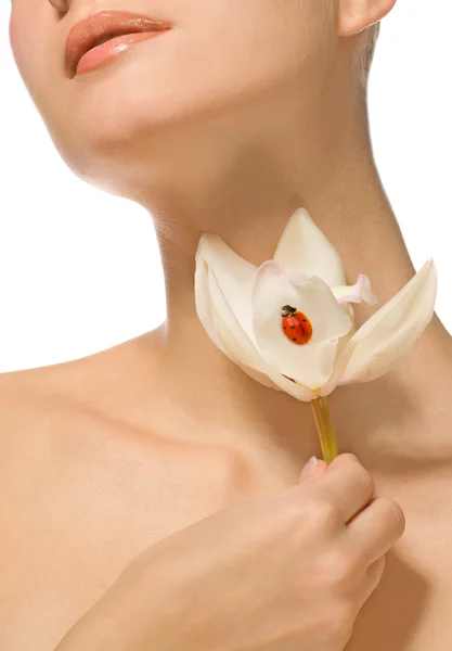 Härlig kvinna med vit orkidé — Stockfoto