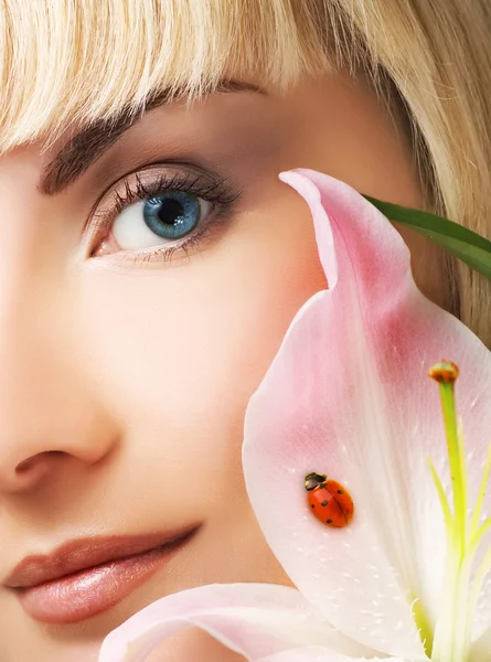Beautuful kvinna med rosa lily — Stockfoto