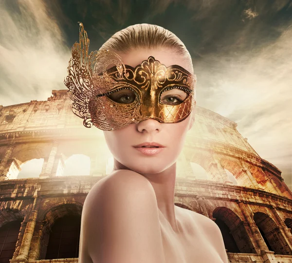 Hermosa mujer frente al Coliseo —  Fotos de Stock