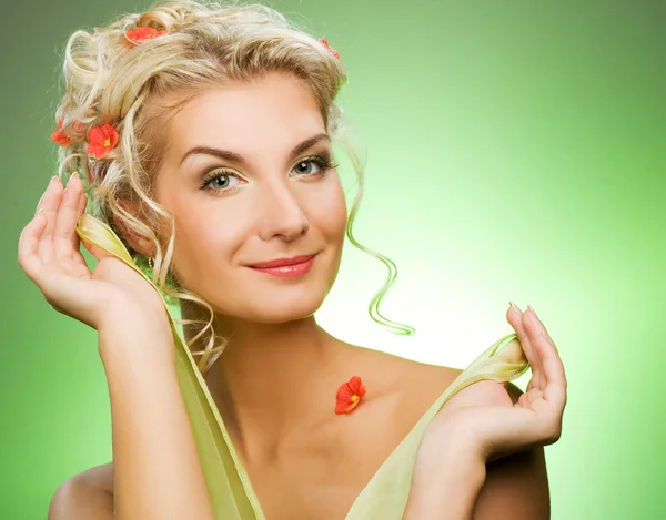 Mooie jonge vrouw met verse bloemen — Stockfoto