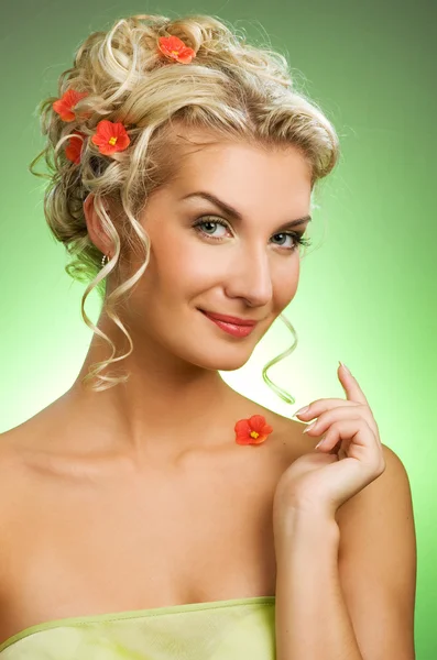 Kvinna med fräscha vårblommor — Stockfoto