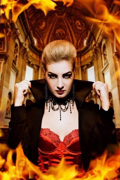 Kvinnlig vampyr i en brinnande kyrka — Stockfoto