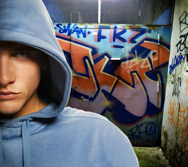 Hooligan em uma porta de entrada pintada de grafite — Fotografia de Stock