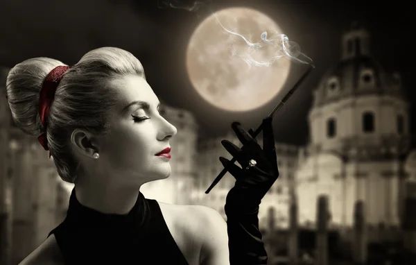 Beautiful young lady smoking — Stock Photo, Image