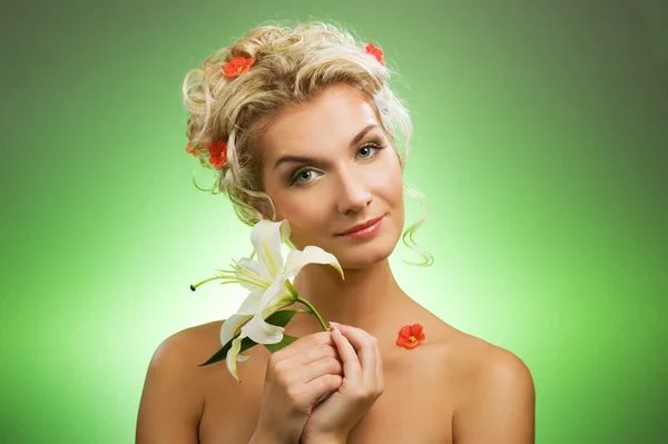 Hermosa mujer joven con flor de lirio — Foto de Stock